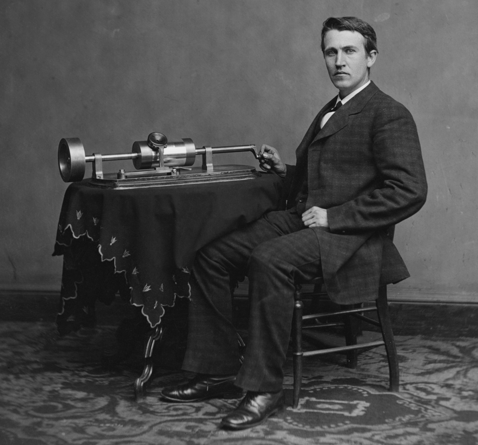 https://upload.wikimedia.org/wikipedia/commons/0/03/Edison_and_phonograph_edit1.jpg