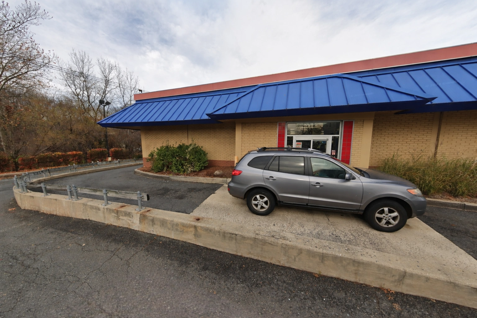 Elevated drive-thru lane